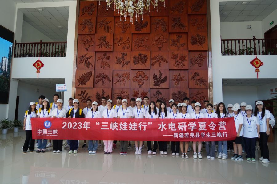 新疆若羌三峡娃娃在珍稀植物培育基地合影留念。汪朝晖拍摄