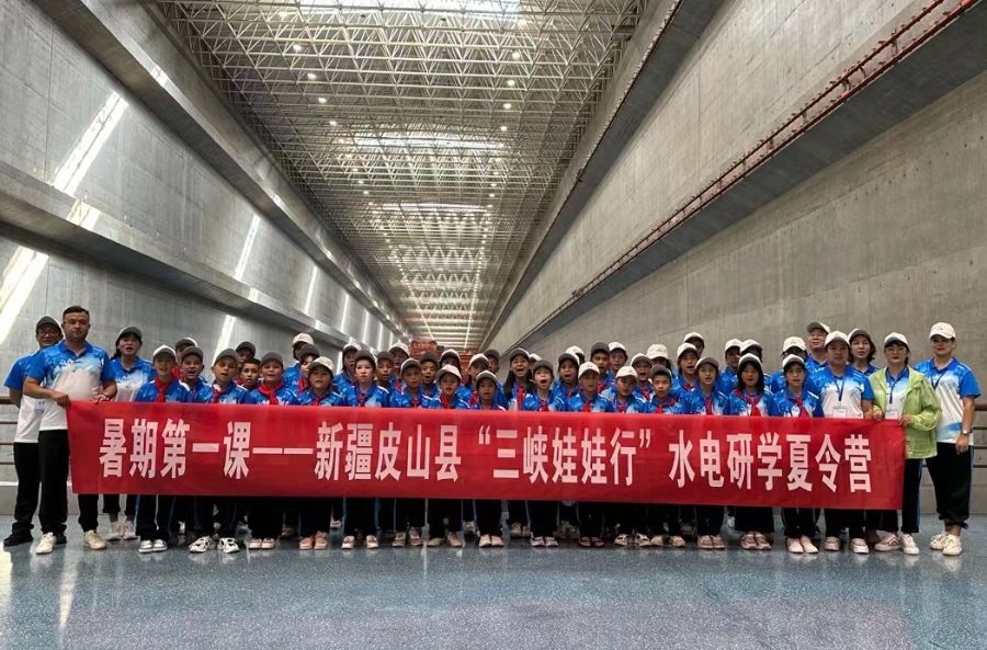 新疆皮山县三峡娃娃旅行左岸电站。 拍摄：黄欣