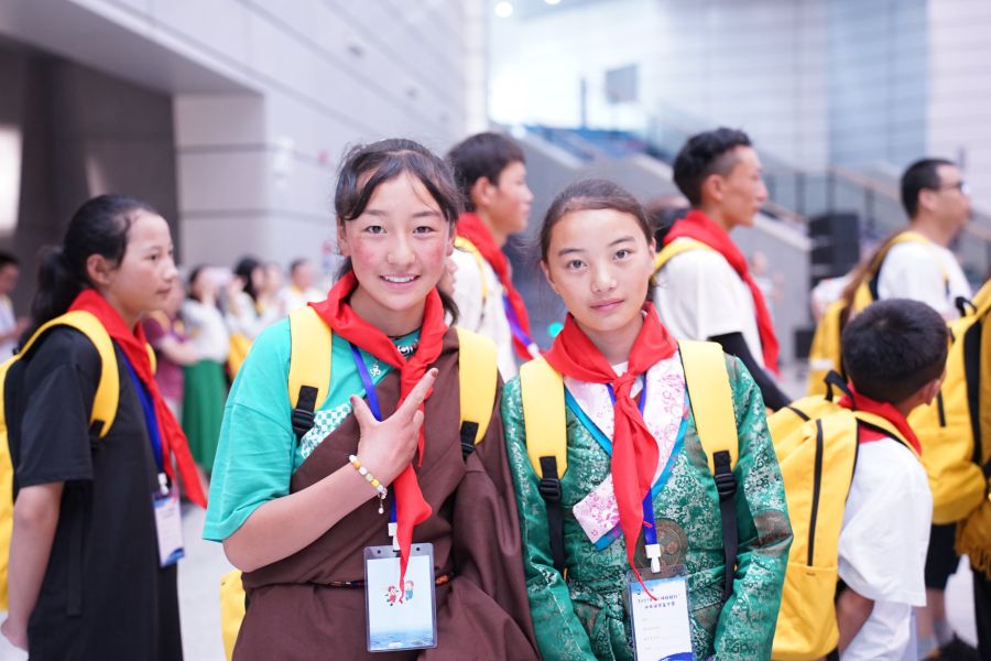 身着民族打扮的“三峡娃娃”。（摄影：秦铃萌）